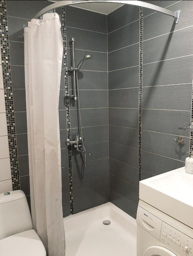 New! Cozy Apartment With Free Guarded Parking Riga Eksteriør bilde